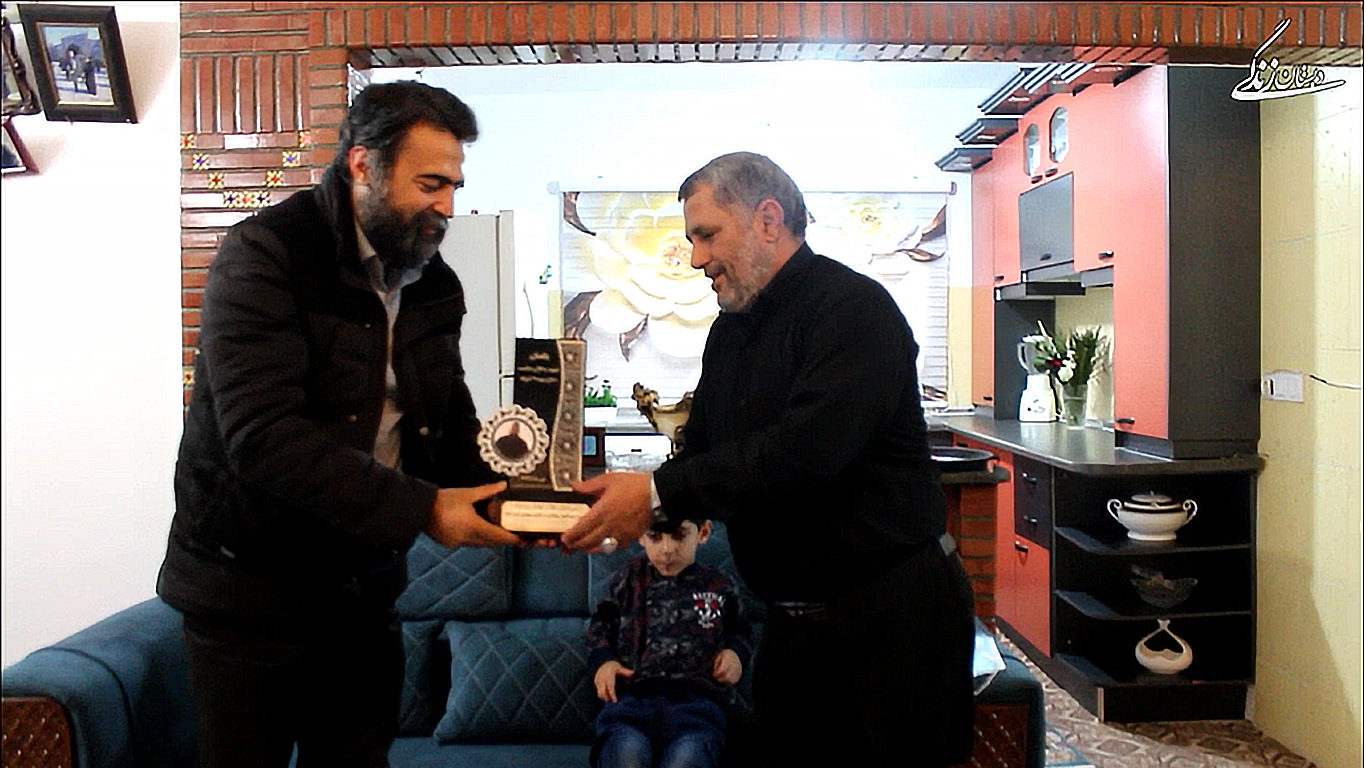 دیدار مدیر دبستان زندگی با خانواده شهید مدافع سلامت حاج مهدی فرزانه